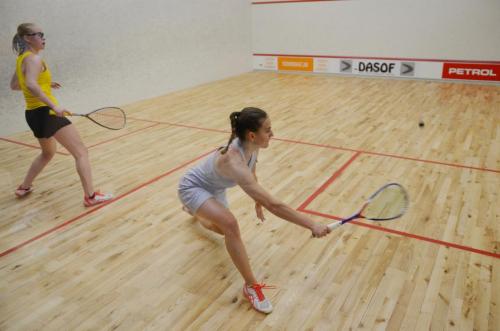 Nina Kustec (desno)
